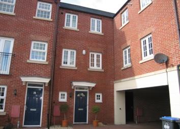Town house To Rent in Rugby