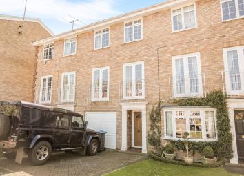 Terraced house To Rent in Surbiton