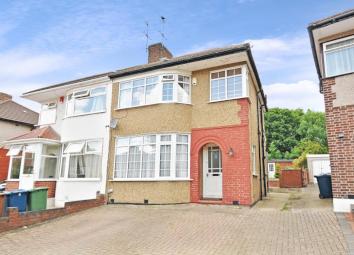 Semi-detached house To Rent in Stanmore