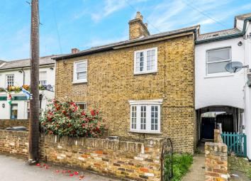 Semi-detached house To Rent in Kingston upon Thames