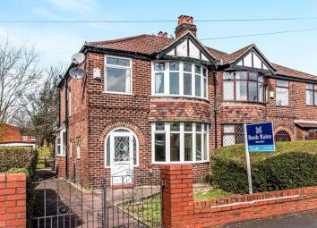 Semi-detached house To Rent in Sale