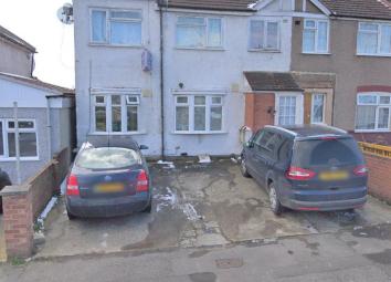 Semi-detached house To Rent in Hayes