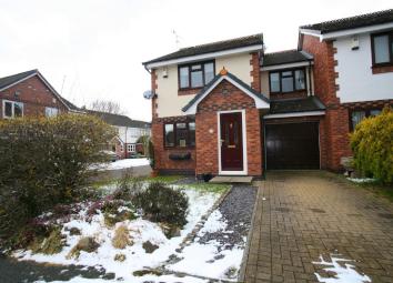 Semi-detached house To Rent in Lymm
