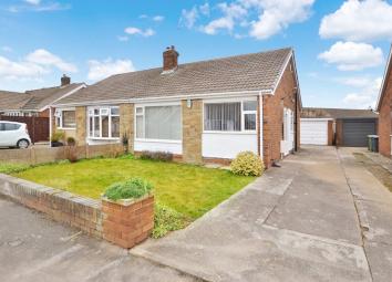 Semi-detached bungalow To Rent in Leeds