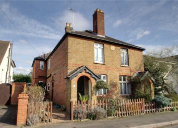 Semi-detached house To Rent in Chertsey
