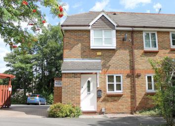 End terrace house To Rent in Woking