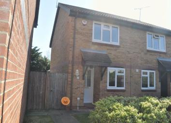 Semi-detached house To Rent in Yateley