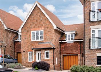 Link-detached house For Sale in Haywards Heath