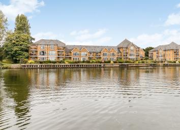 Flat To Rent in Shepperton