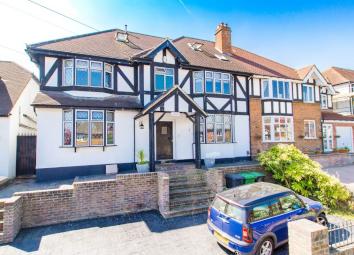 Detached house For Sale in Chigwell