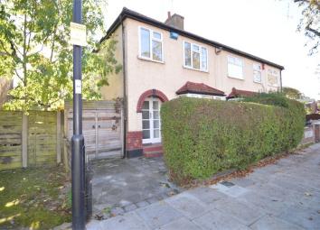 Semi-detached house To Rent in Enfield