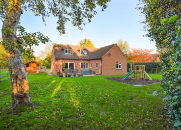 Detached bungalow For Sale in Newark