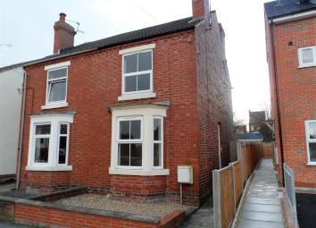 Semi-detached house To Rent in Ripley