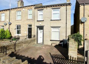End terrace house To Rent in Brighouse