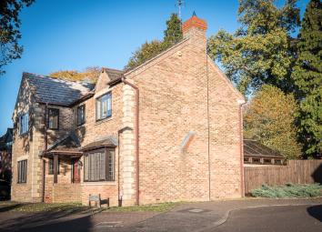 Detached house To Rent in Woking