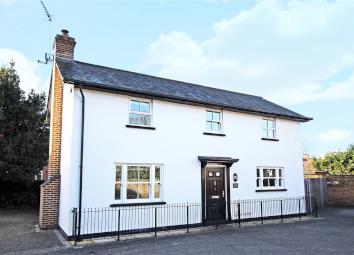 Detached house For Sale in Chertsey