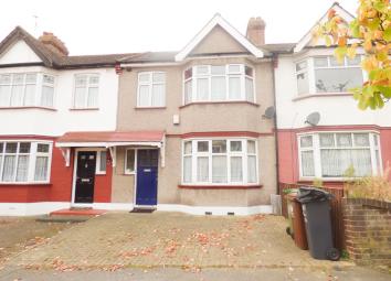 Terraced house To Rent in Romford