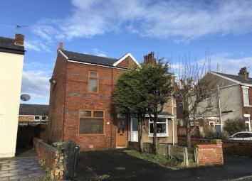 Semi-detached house To Rent in Southport