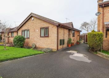 Semi-detached bungalow For Sale in Sheffield