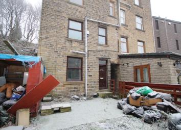 Terraced house For Sale in Huddersfield