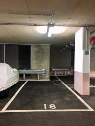 Parking/garage To Rent in London