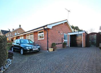 Detached bungalow For Sale in Woking