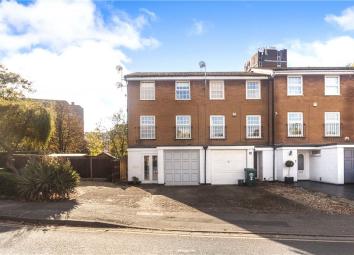 Town house To Rent in Staines