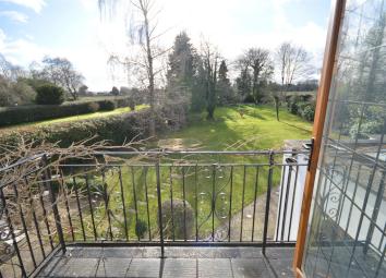 Detached house To Rent in Coulsdon