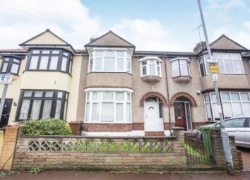 Terraced house For Sale in Barking