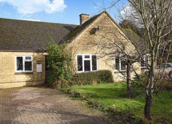 Semi-detached bungalow For Sale in Chipping Norton