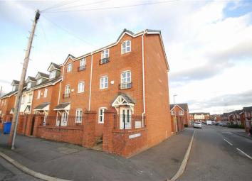 Town house For Sale in Bury