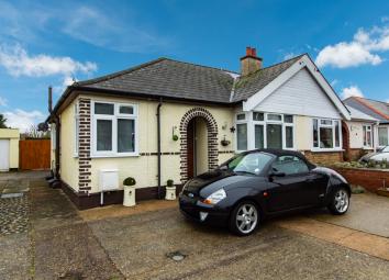 Semi-detached bungalow For Sale in Southend-on-Sea