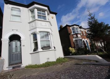 Detached house For Sale in Carshalton