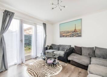 Terraced house For Sale in Feltham