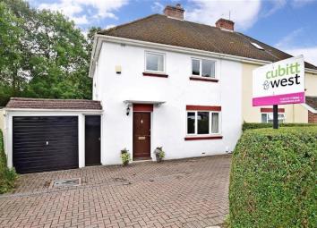 Semi-detached house To Rent in Redhill