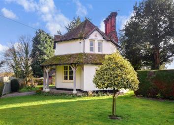 Detached house For Sale in Tonbridge
