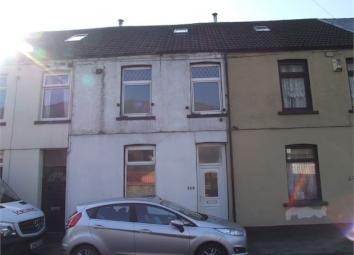 Terraced house For Sale in Pentre