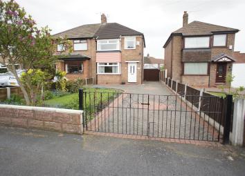 Semi-detached house To Rent in Lymm