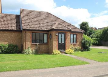 Semi-detached bungalow To Rent in Northampton