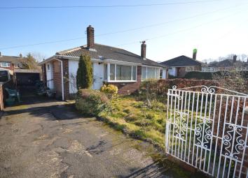 Semi-detached bungalow For Sale in Huddersfield