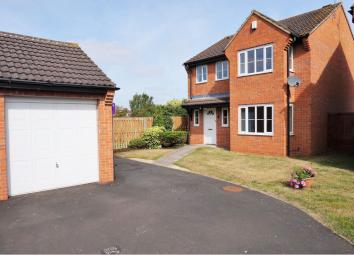 Detached house To Rent in Warwick