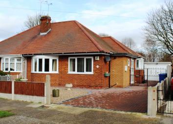Semi-detached bungalow For Sale in Goole
