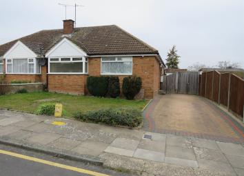 Semi-detached bungalow For Sale in Luton