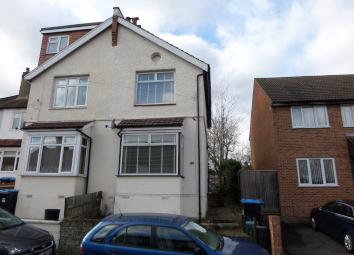 Semi-detached house To Rent in Caterham