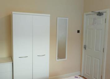 Terraced house To Rent in Bedford