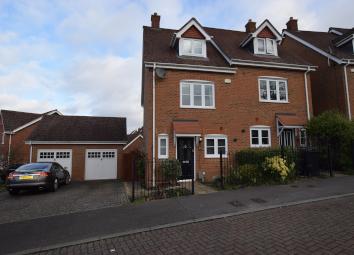 Semi-detached house To Rent in Fleet
