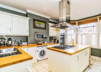 Detached house For Sale in New Malden