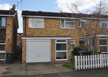 Semi-detached house To Rent in Fleet