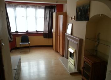Semi-detached house To Rent in Hounslow