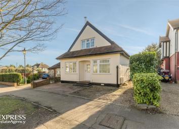 Detached house For Sale in Waltham Cross
